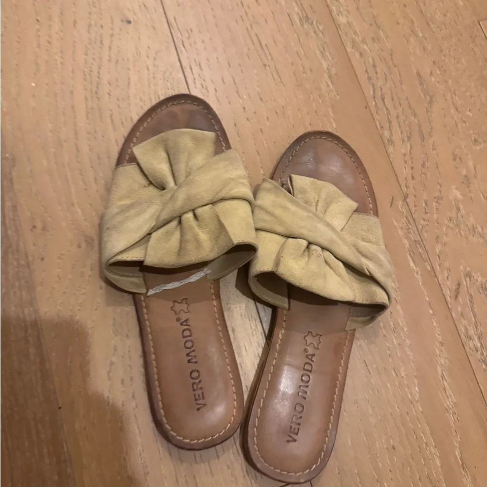 Vero Moda Tan Sandals with Bow Detail
